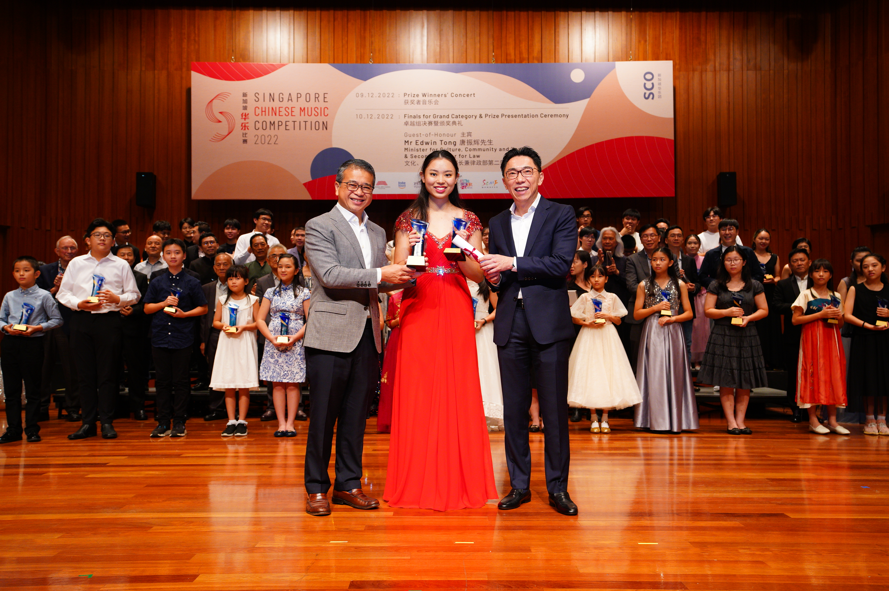 Grand Category Award Champion and Audience Choice Award Winner Amanda Toh Sze Suan with Minister Edwin Tong and SCO Board Chairman Mr Ng Siew Quan